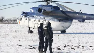 Un elicopter al MAI transportă alimente în localitățile afectate de zăpadă din Ialomița