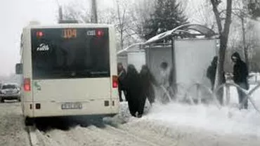RATB a modificat mai multe trasee din cauza zăpezii: Autobuzele întorc la Piaţa Presei Libere. Vezi ce linii sunt afectate