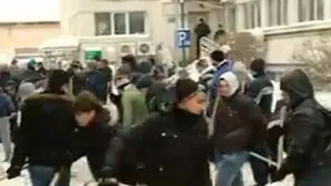 Aproape 200 de rugbyști ajută la deszăpezirea mai multor spitale din București (VIDEO)