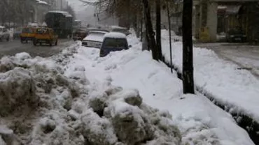 București: Un bărbat a fost lovit de o bucată de zăpadă desprinsă de pe acoperișul unei clădiri