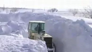 MAI: 25 de localități sunt izolate din cauza ninsorilor. 30 de drumuri județene sunt blocate