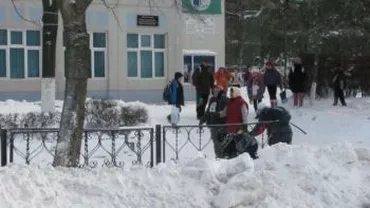 Vaslui: Peste 120 de elevi ai unui liceu, evacuați după ce apa a început să se inflitreze în tavanul clădirii