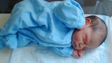 Un nou-născut a fost abandonat într-o scară de bloc din Galați. Mama acestuia este căutată de polițiști