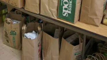 Buzău: Sute de pungi cu alimente pentru sinistrați, aruncate pe jos într-o magazie