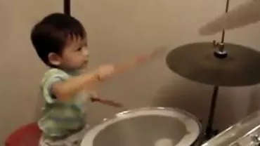 Un băiețel face furori pe internet: Are numai un an, dar cântă la tobe ca un profesionist! (VIDEO)