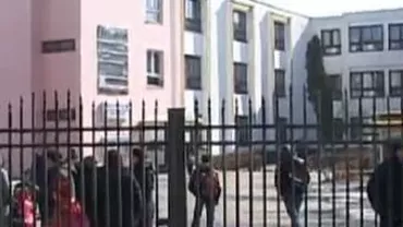 Pitești: Un elev de 13 ani a rămas înfipt într-o țepușă din gardul școlii, după ce a încercat să-l escaladeze