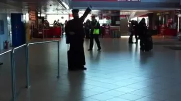 Un bărbat îmbrăcat în preot înjură de toți sfinții în Aeroportul Otopeni: „Dumnezeii și Biserica mă-tii, primitivii dracului” (VIDEO)