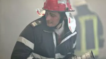 Incendiul la un hotel din Argeş: Acoperişul şi la mansarda clădirii, cuprinse de flăcări