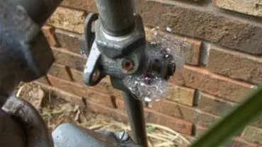 Pericol de explozie la marginea Timişoarei: Un autoturism a lovit o ţeavă de gaz. Echipele speciale intervin la fața locului