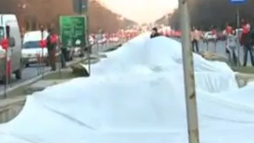 România a intrat în Cartea Recordurilor cu cea mai lungă trenă de rochie de mireasă (VIDEO)