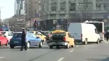 Accident rutier în lanț în fața Guvernului: Două taxiuri s-au ciocnit, unul dintre ele ricoșând într-un alt vehicul