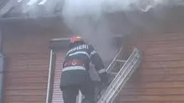Săcele: Patru case, cuprinse de flăcări. 15 persoane au fost evacuate