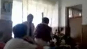 Bacău: Elev din clasa a 7-a, bătut cu bestialitate de profesorul de matematică (VIDEO)