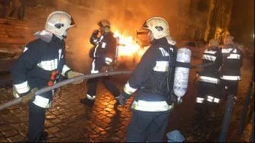 Sibiu: Trei maşini şi acoperişul unei case au ars într-un incendiu izbucnit la un service auto