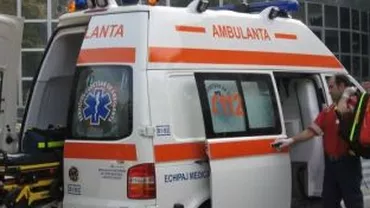 Arad: Un șofer a fost grav rănit după ce a intrat cu mașina într-un autobuz plin cu muncitori