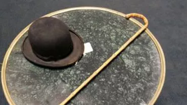 Bastonul din bambus și pălăria melon ale lui Charlie Chaplin, vândute cu 100.000 de dolari