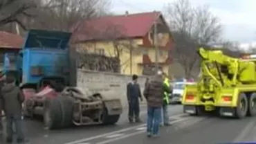 Vaslui: Un tir încărcat cu azotat de amoniu s-a răsturnat pe șosea. Pericolul de explozie a fost înlăturat