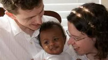 Noua Lege a adopţiilor intră în vigoare: Părinții, obligați să informeze copiii că sunt înfiați la o vârstă cât mai fragedă