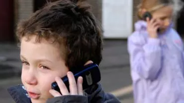 Telefonul mobil, un pericol pentru sănătate: Un studiu recent arată că celularele dublează riscul de cancer cerebral la copii
