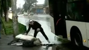 Câte lucruri poate căra o femeie cu autobuzul RATB (VIDEO)