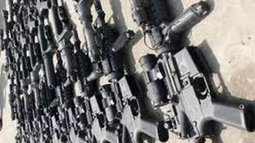 Butoaie încărcate cu piese componente de armament, descoperite la un centru de fier vechi din Mehedinți