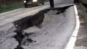 Vrancea: Mii de oameni au rămas izolați după ce un drum județean s-a surpat din cauza ploilor