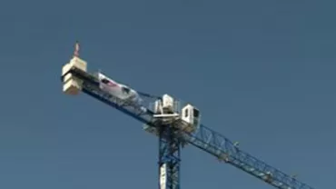 Bărbatul care a protestat dezbrăcat pe o macara din fața Teatrului Național, internat la Spitalul Clinic de Psihiatrie