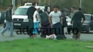 Craiova: Doi țigani au jefuit o femeie care fusese lovită de mașină și zăcea într-o baltă de sânge (VIDEO)