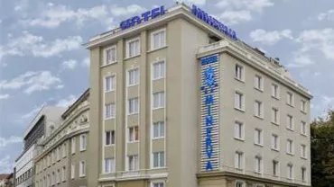 O bucată din faţada hotelului Minerva din Capitală s-a prăbuşit. Un copil a fost rănit