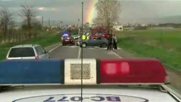 Cu ochii la curcubeu, o șoferiță s-a răsturnat cu mașina!