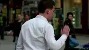 Cerșetor minor, lovit cu picioarele de un chelner, în centrul vechi al Capitalei (VIDEO)