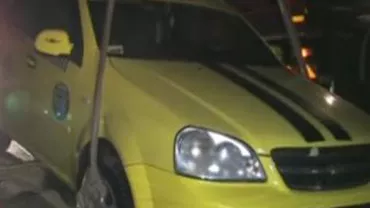 Botoşani: Mașină înghițită de o groapă imensă lăsată nesemnalizată pe un șantier (VIDEO)