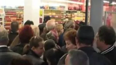 Neamț: Îmbulzeală la deschiderea unui supermarket, unde s-au oferit gratuit pungi cu produse (VIDEO)