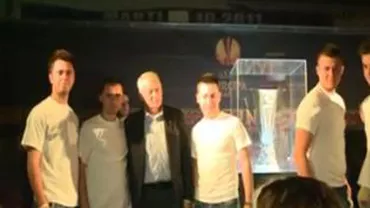 Sorin Oprescu s-a fotografiat cu studenţii din complexul Regie, alături de trofeul Europa League