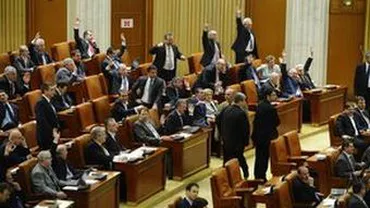 Moţiunea de cenzură, în Parlament: 248 de senatori şi deputaţi şi-au exprimat votul