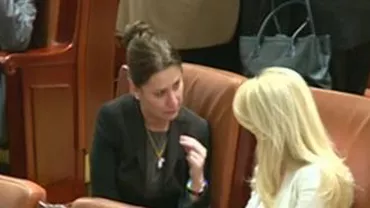 Sorina Plăcintă, în lacrimi în timpul unei discuții cu Elena Udrea. Senatoarea a părăsit Parlamentul fără să voteze (VIDEO)