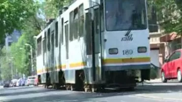 Călătoriile cu tramvaiul, sport extrem în Capitală: Unele refugii măsoară doar 90 de centimetri lățime