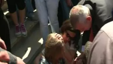 O femeie a leşinat la dezvelirea statuii Împăratului Traian din Capitală. Sorin Oprescu i-a acordat primul ajutor (VIDEO)