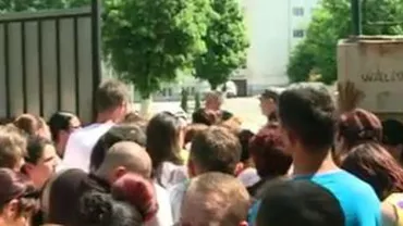 Sute de părinţi s-au călcat în picioare pentru a-și înscrie copiii în clasa întâi sau clasa pregătitoare (VIDEO)