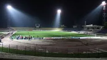 Polițiștii din Pitești, în alertă: Un bărbat amenință că se aruncă de pe nocturna stadionului Nicolae Dobrin