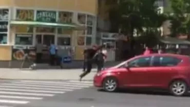 Focșani: Un bărbat s-a dat în spectacol urcându-se pe capotele mașinilor din trafic (VIDEO)