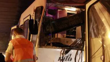 Accidentul din Pasajul Lujerului în imagini: Tramvaiele implicate, distruse în urma impactului (FOTO şi VIDEO)