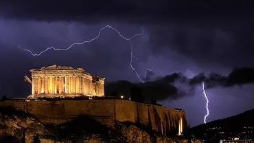 Grecii își golesc conturile bancare: Într-o singură zi au retras depozite de 800 milioane euro