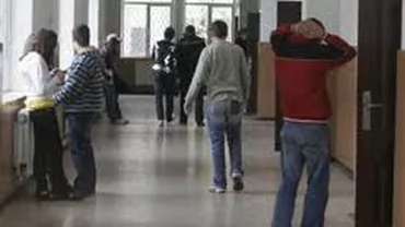 Caracal: O elevă de clasa a VI-a s-a aruncat de la primul etaj al școlii după ce a furat bani de la o colegă