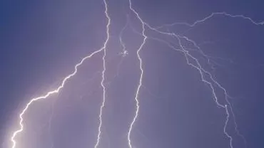 Ialomiţa: Un bărbat a murit iar un altul este în stare gravă după ce au fost loviți de trăsnet