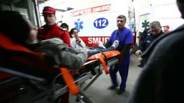 București: 20 de elevi, transportați la spital după ce o adolescentă a dat "din greșeală" cu spray lacrimogen în clasă