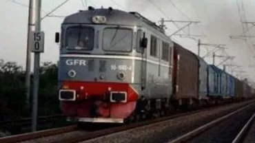 Bacău: Mai multe persoane, blocate într-un tren după ce terasamentul a fost inundat