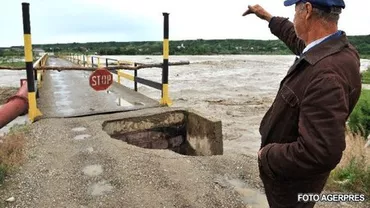 Bacău: Un bărbat a murit de infarct după ce a rămas izolat pe un drum inundat