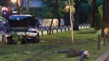 București: Un șofer a intrat cu mașina într-un copac, pe Calea Dorobanți (VIDEO)