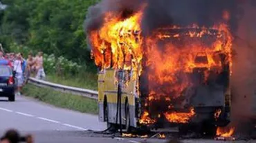 Un autocar cu peste 70 de pasageri a luat foc în Mureș: Cauza, o suprasolicitare a motorului